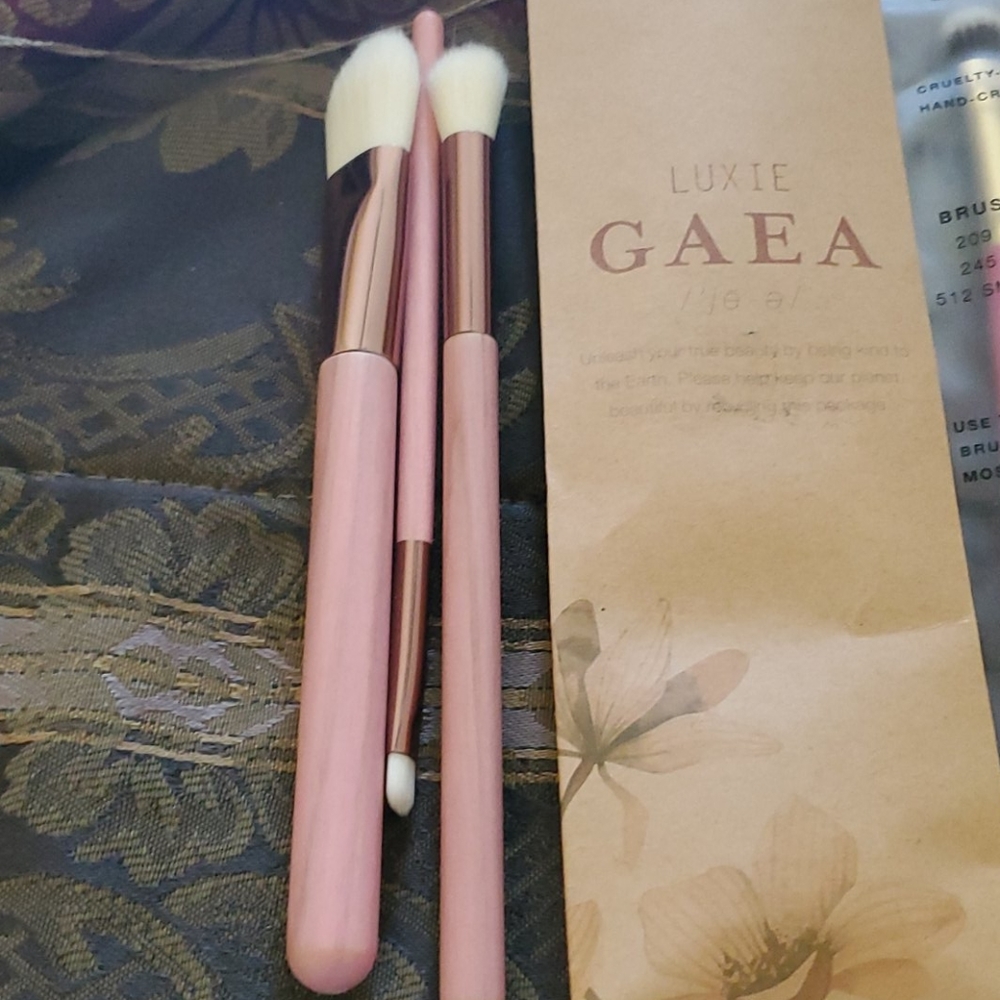 Luxie great awesome three makeup brushes
